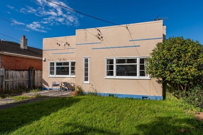 Photo of property in 137 Whites Line East, Waiwhetu, Lower Hutt, 5010