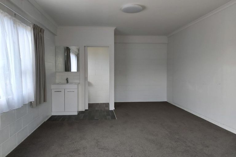 Photo of property in 1/5 Clematis Avenue, Murrays Bay, Auckland, 0630