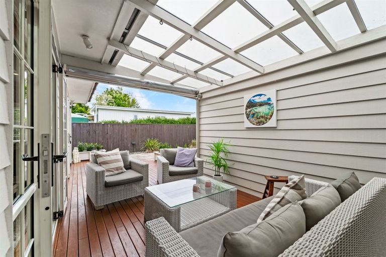 Photo of property in 2/118 East Coast Road, Forrest Hill, Auckland, 0620