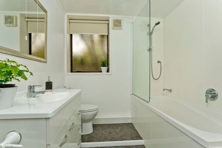 Photo of property in 2/33 Korotaha Terrace, Rothesay Bay, Auckland, 0630