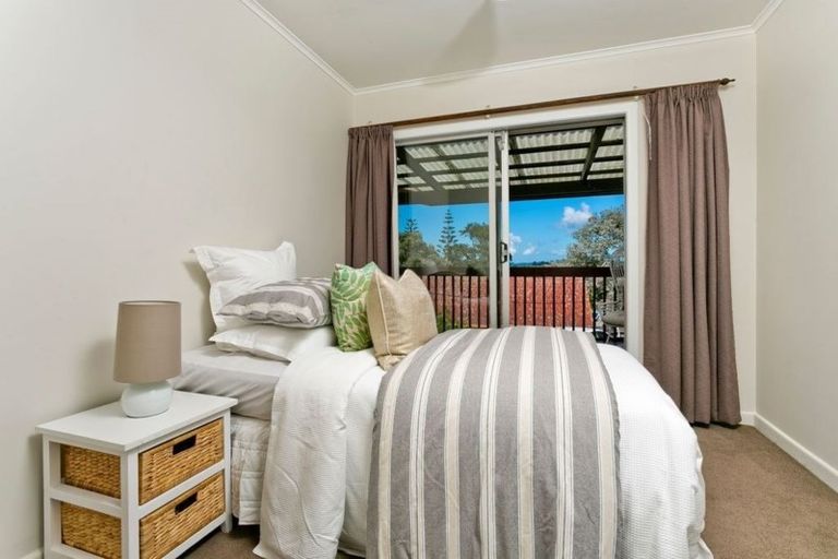 Photo of property in 1/962 East Coast Road, Northcross, Auckland, 0632