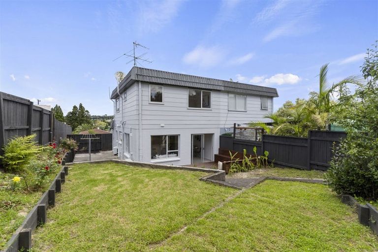Photo of property in 2/3 Lambrown Drive, Totara Vale, Auckland, 0629