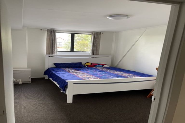 Photo of property in 1/84 Athena Drive, Totara Vale, Auckland, 0629