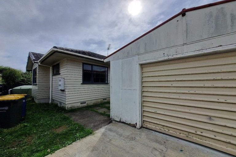 Photo of property in 100a Cobham Crescent, Kelston, Auckland, 0602