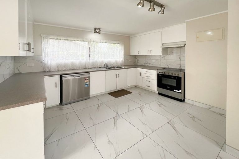 Photo of property in 3/25a Beach Road, Te Atatu Peninsula, Auckland, 0610
