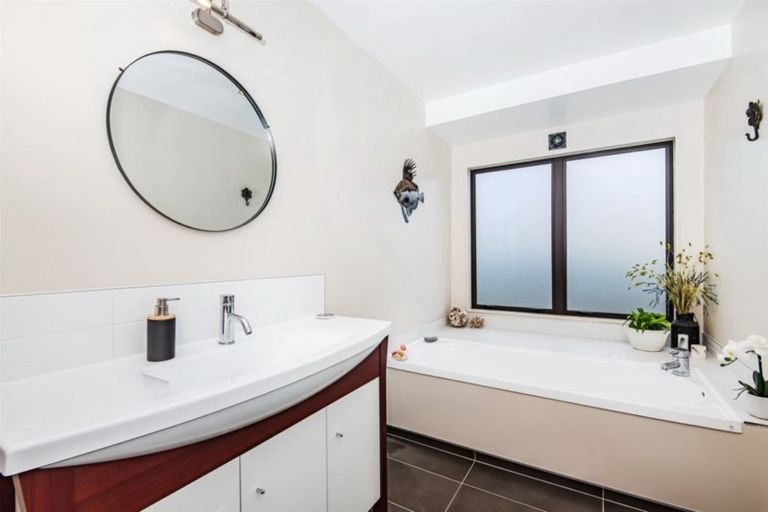 Photo of property in 21 Deanna Drive, West Harbour, Auckland, 0618