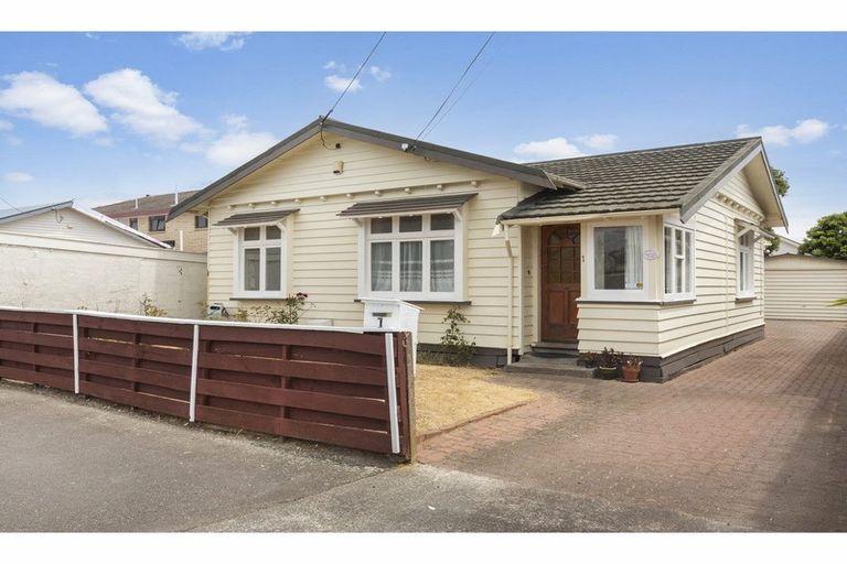 Photo of property in 1 Collins Street, Petone, Lower Hutt, 5012