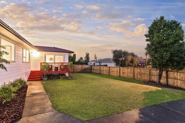 Photo of property in 28 Tomintoul Place, Highland Park, Auckland, 2010