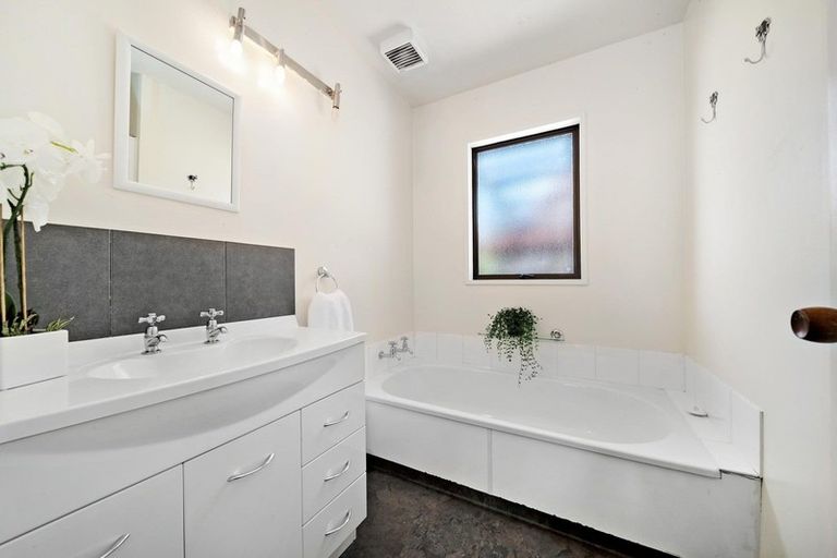 Photo of property in 25b Williams Street, Sunshine Bay, Queenstown, 9300