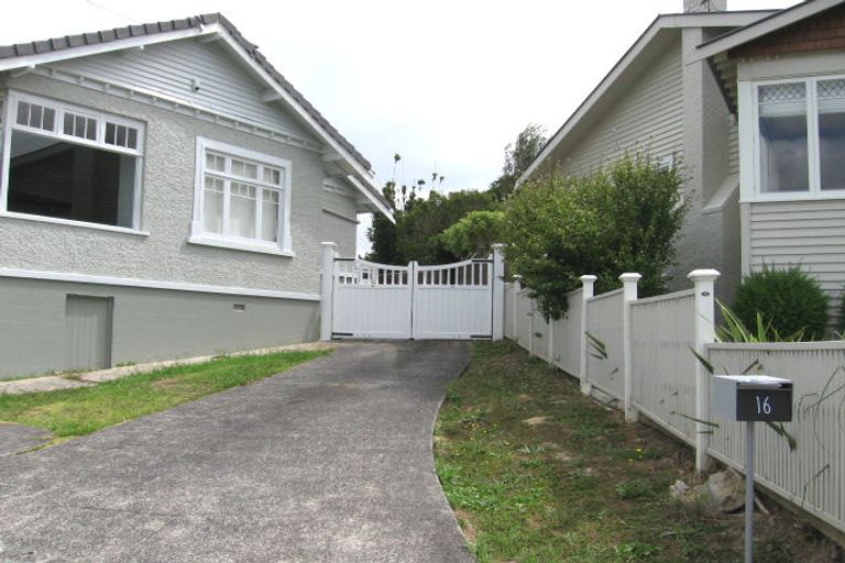 Photo of property in 18 Hinemoa Terrace, Birkenhead, Auckland, 0626