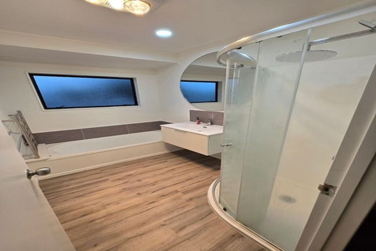 Photo of property in 2/26 Fernlea Rise, Bayview, Auckland, 0629
