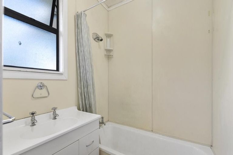 Photo of property in 24 School Road, Te Atatu South, Auckland, 0610