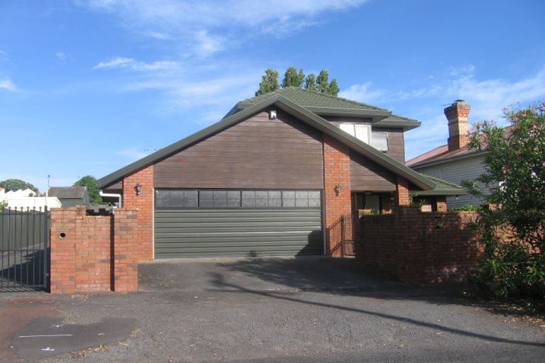 Property details for 8a Mapau Road, Greenlane, Auckland, 1051