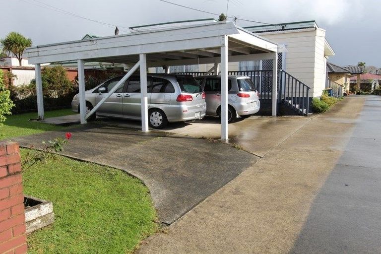 Photo of property in 68 Archibald Road, Kelston, Auckland, 0602
