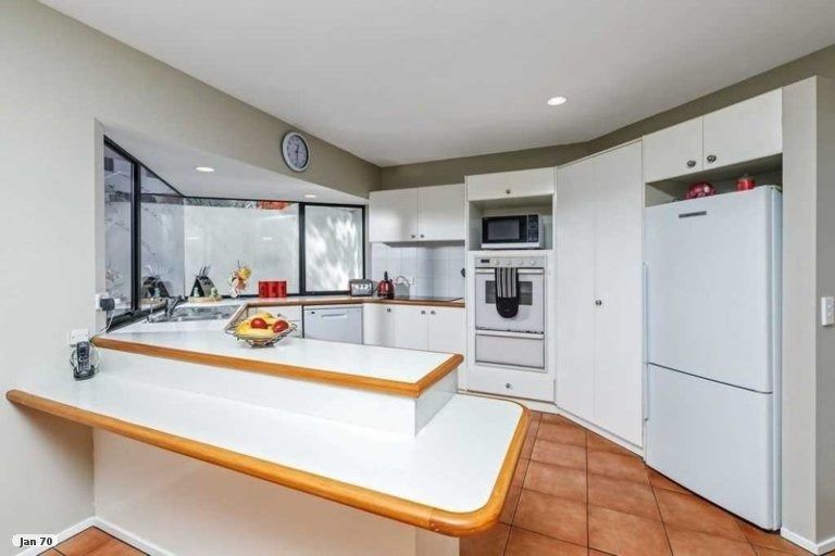 Photo of property in 2/8 Sunnynook Road, Sunnynook, Auckland, 0620
