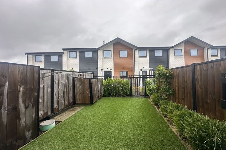 Photo of property in 7/170 Don Buck Road, Massey, Auckland, 0614