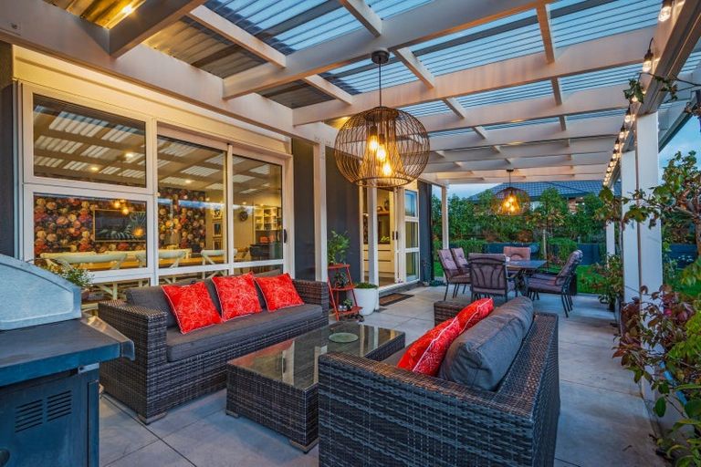 Photo of property in 15 Monaco Grove, Fitzherbert, Palmerston North, 4410