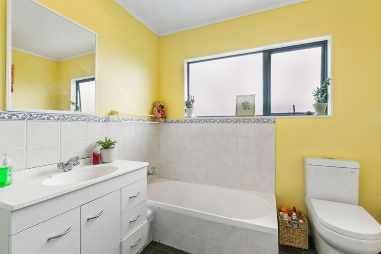 Photo of property in 3/20 Glen Vista Place, Bayview, Auckland, 0629