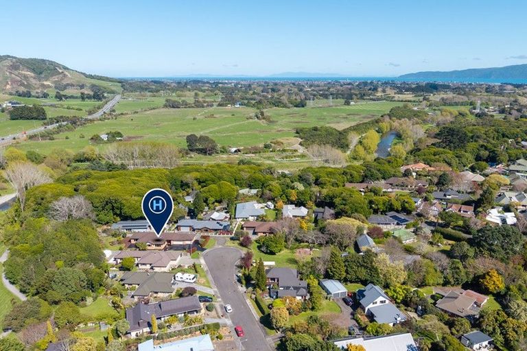 Photo of property in 17 Edgewater Street, Waikanae, 5036