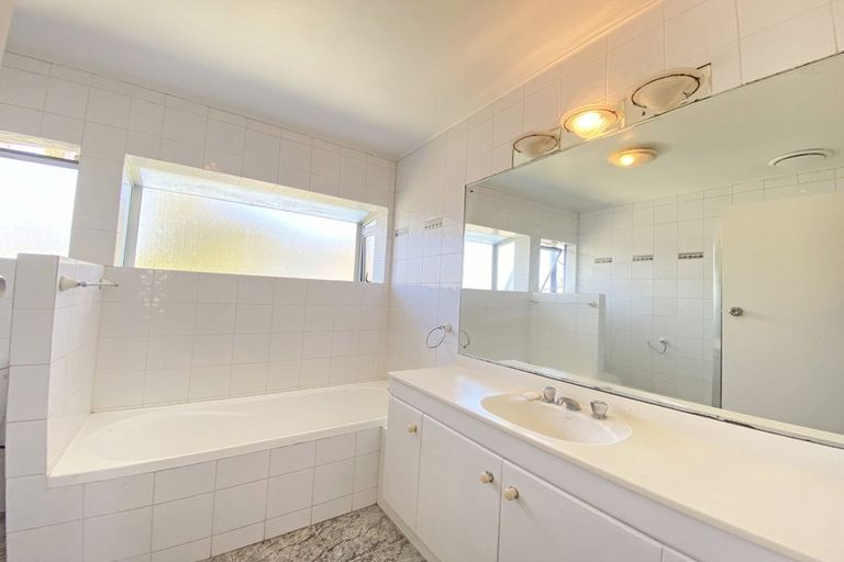 Photo of property in 24 Anarahi Place, Mangere Bridge, Auckland, 2022