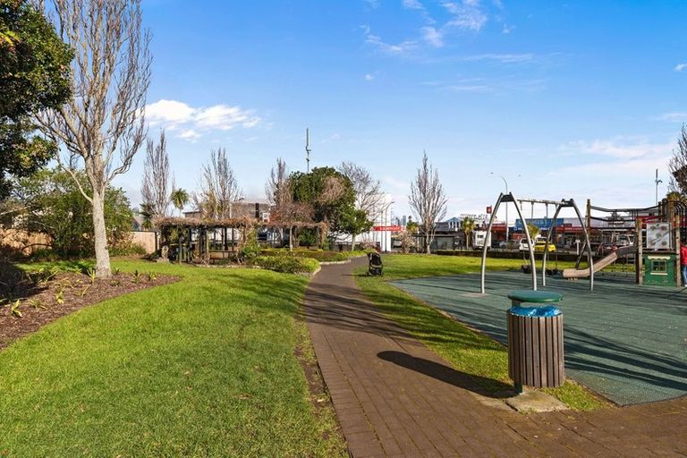 Photo of property in 2/2 School Road, Belmont, Auckland, 0622