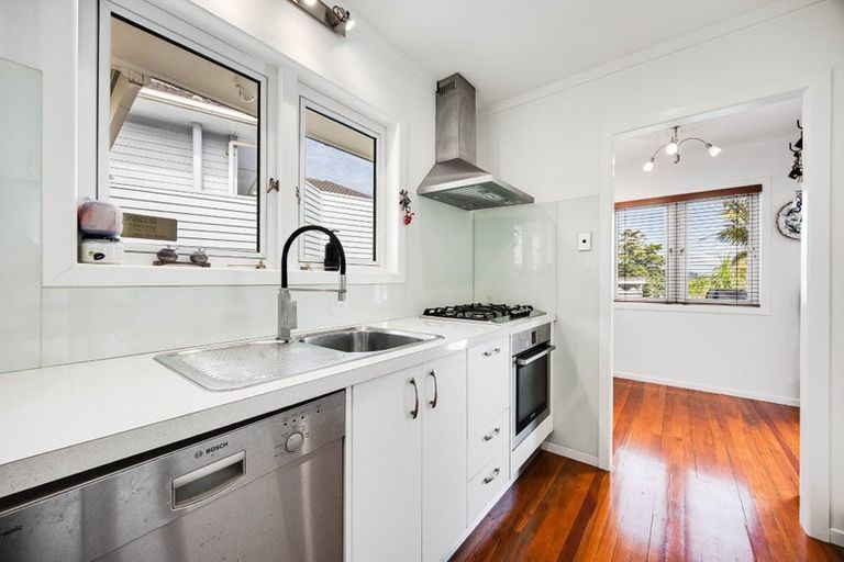 Photo of property in 16 Paton Avenue, Te Atatu South, Auckland, 0610