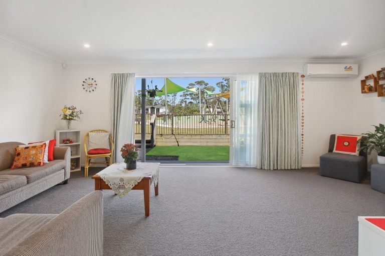 Photo of property in 7 Briddock Way, Swanson, Auckland, 0614