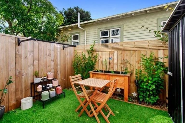 Photo of property in 2/4 Collingwood Street, Waterloo, Lower Hutt, 5011