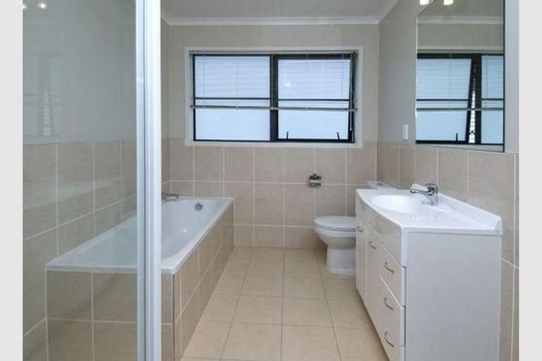 Photo of property in 4 Reefton Place, Flat Bush, Auckland, 2019