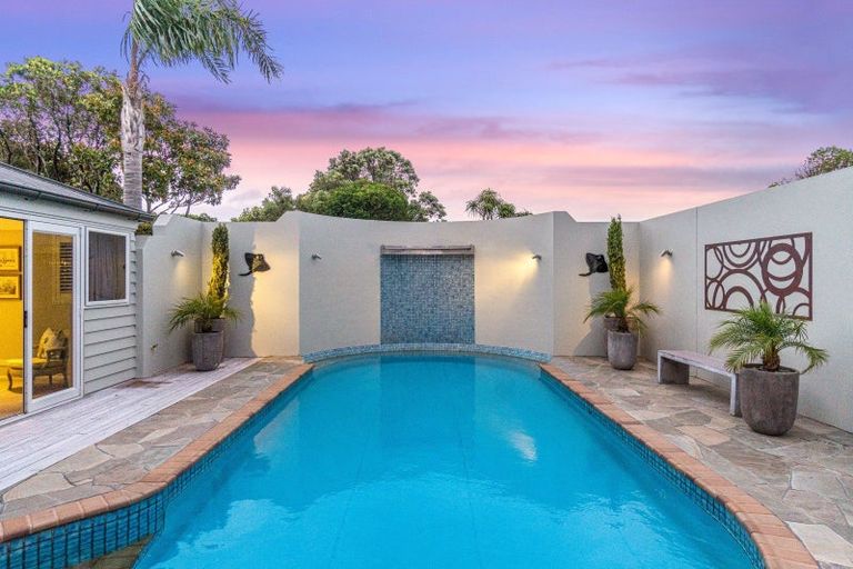 Photo of property in 2 Puriri Place, Sandspit, Warkworth, 0982