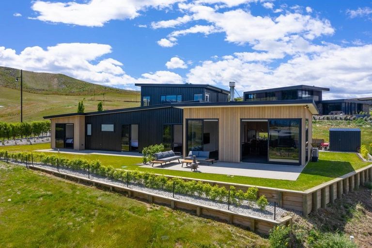 Photo of property in 31 Kirimoko Crescent, Wanaka, 9305