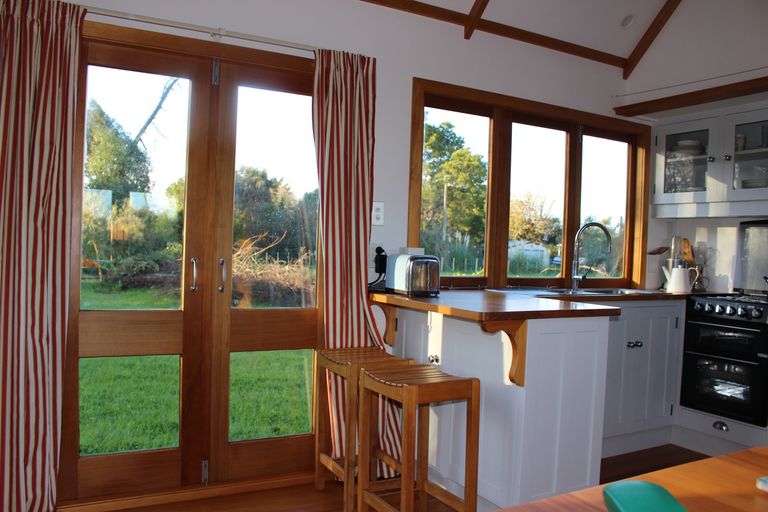 Photo of property in 10 Macrocarpa Lane, Carterton, 5713