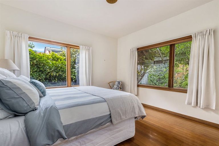 Photo of property in 31 Taupata Street, Redcliffs, Christchurch, 8081