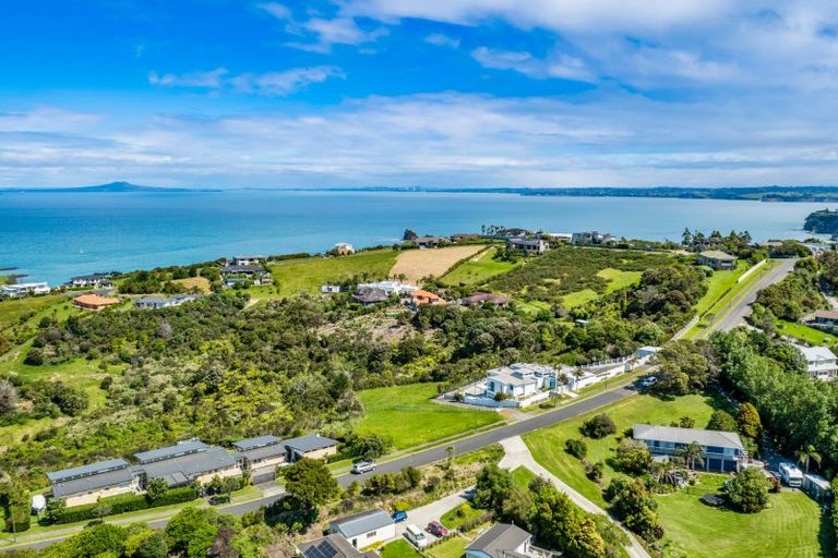 Photo of property in 127 Roberts Road, Matakatia, Whangaparaoa, 0930