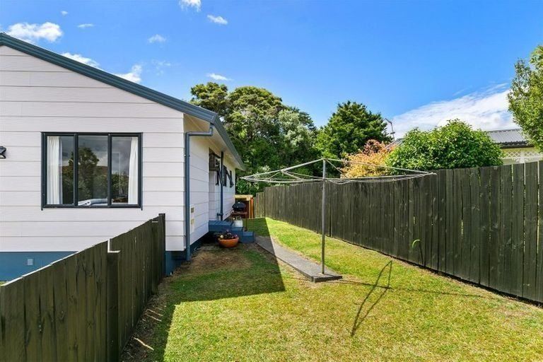 Photo of property in 77 Meadowvale Rise, Titirangi, Auckland, 0604