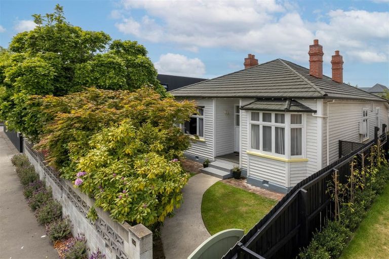 Photo of property in 114 Aikmans Road, Merivale, Christchurch, 8014