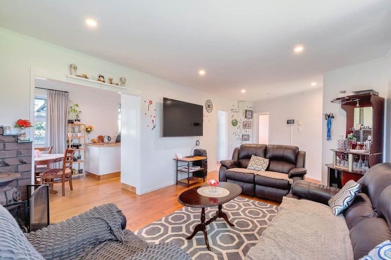 Photo of property in 31 Thornlow Street, Glendene, Auckland, 0602