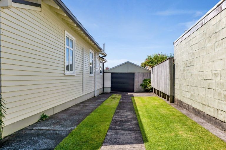 Photo of property in 23 Belt Road, Moturoa, New Plymouth, 4310