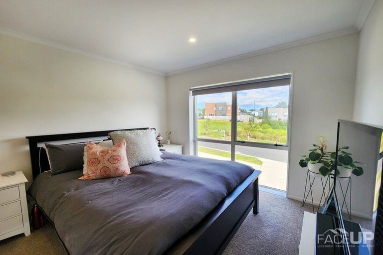 Photo of property in 2 Waimoana Close, Massey, Auckland, 0614