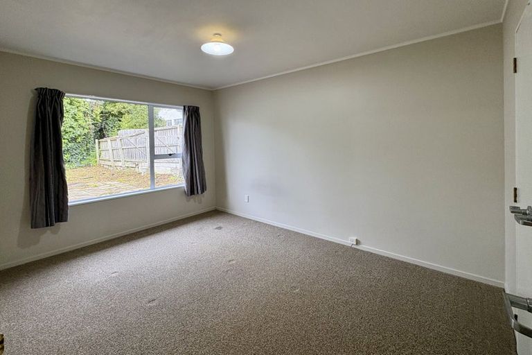 Photo of property in 2/5 Woodall Place, Totara Vale, Auckland, 0627