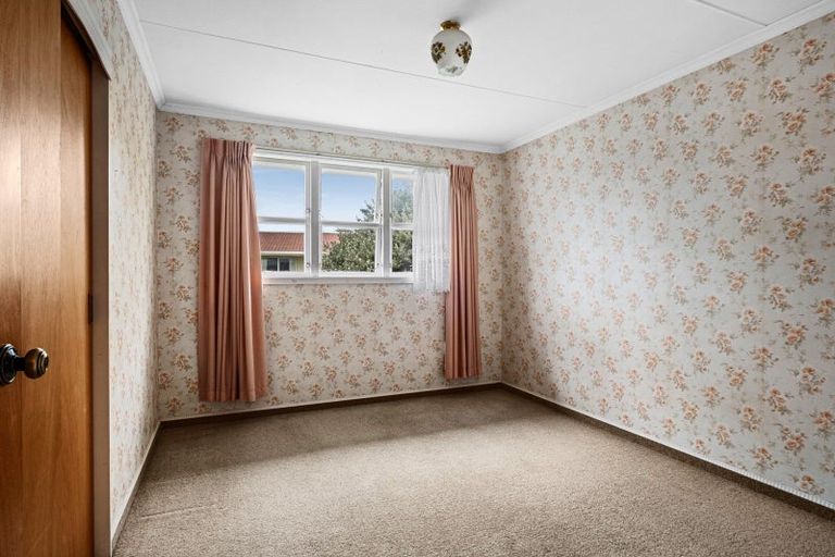 Photo of property in 18 Leon Place, Waitara, 4320