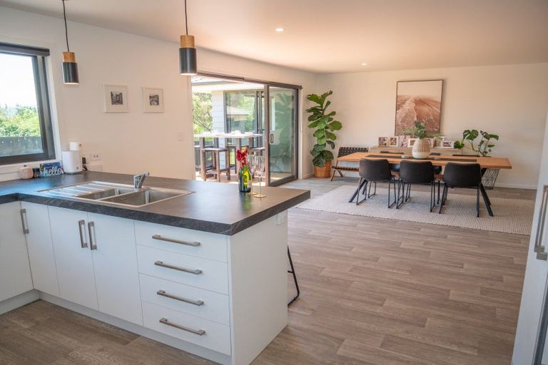 Photo of property in 24 Dudley Crescent, Cable Bay, 0420