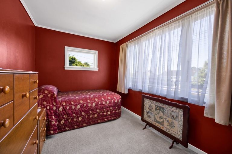 Photo of property in 77 Omata Road, Marfell, New Plymouth, 4310