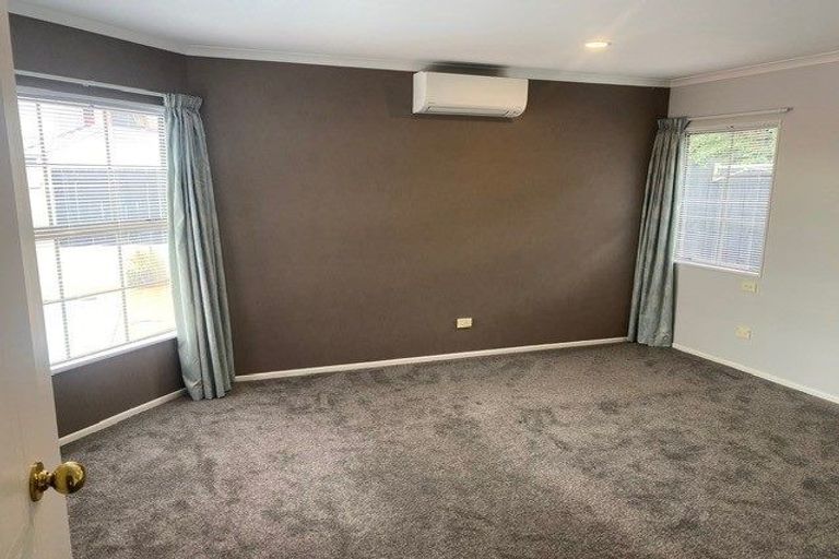 Photo of property in 11 Shelter Grove, Frankleigh Park, New Plymouth, 4310