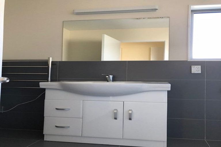 Photo of property in 17 Preston Avenue, Henderson, Auckland, 0610