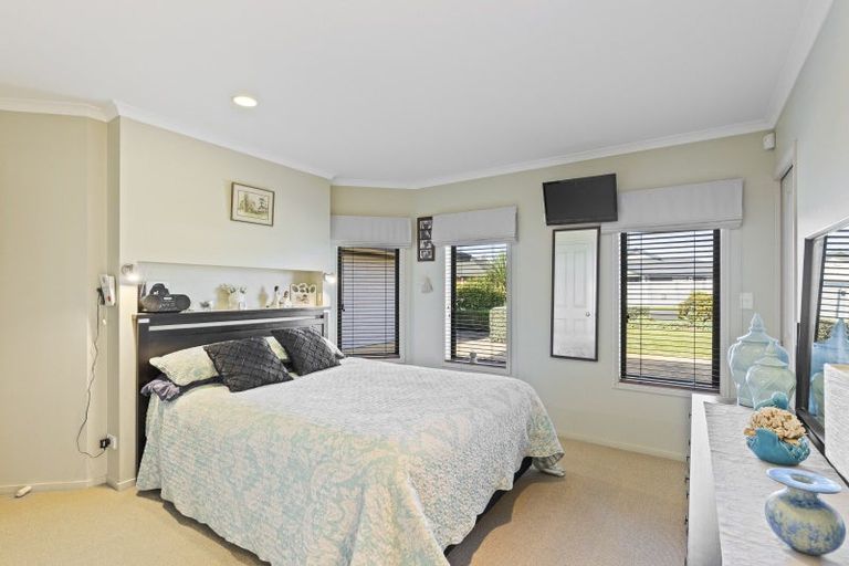 Photo of property in 6 Royal Heights, Glen Avon, New Plymouth, 4312