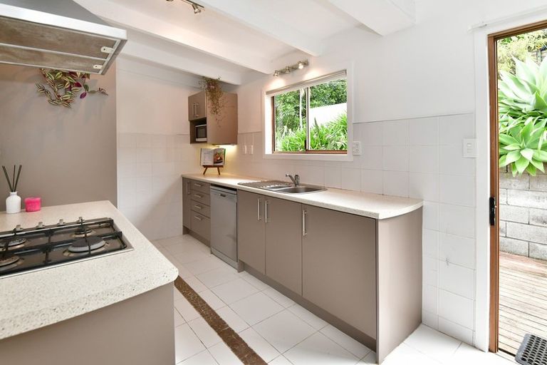 Photo of property in 6 Maori Hut Road, Red Beach, 0932