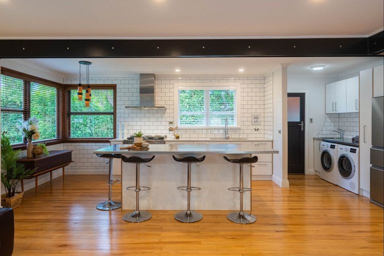 Photo of property in 16 Walton Avenue, Waikanae, 5036