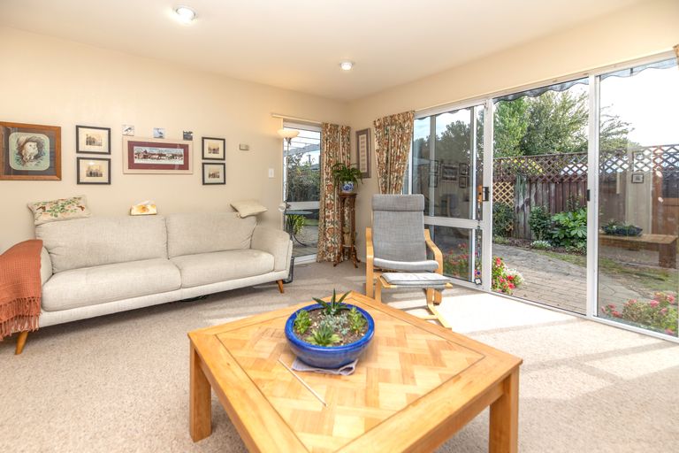 Photo of property in 2 Pentavon Lane, Avonhead, Christchurch, 8042