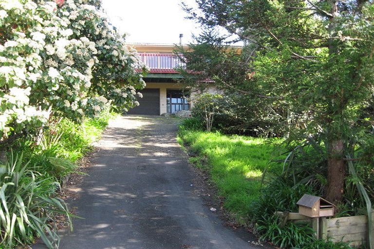 Photo of property in 4 Rauhuia Crescent, Parau, Auckland, 0604